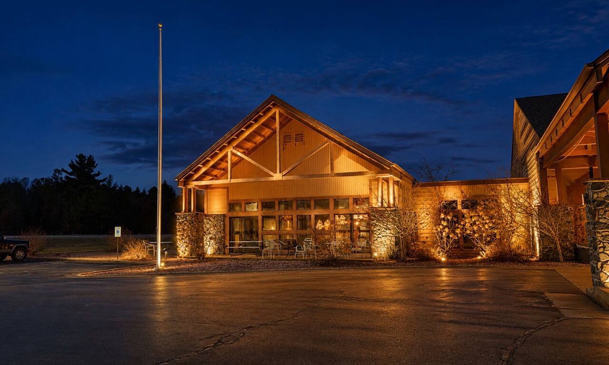 Black River Falls Hotel | Coratel Inn & Suites by Jasper Black River Falls