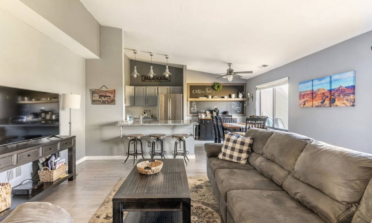 Flagstaff Condo | Country Club Condo - King Bed - Coffee Bar - Fireplace