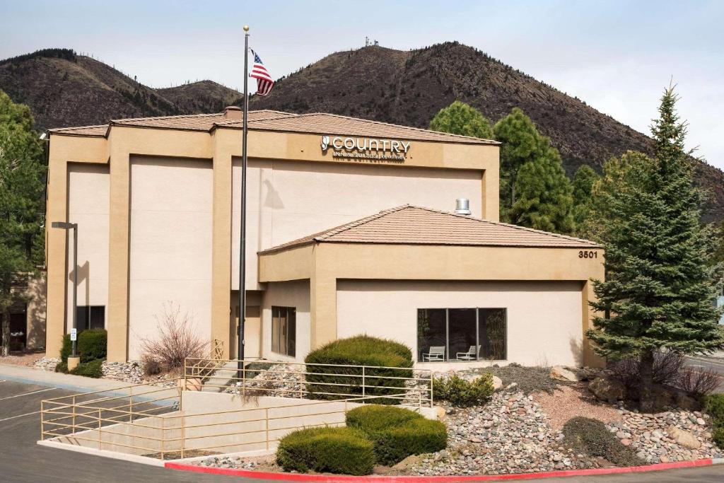 Swiss Manor Hotel | Country Inn & Suites by Radisson - Flagstaff East Route 66