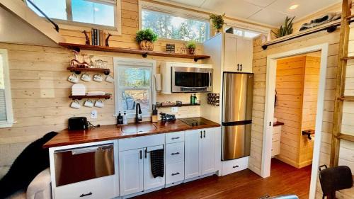 Upper Lake House | Couple’s retreat in Tiny Home w soaking tub/beach