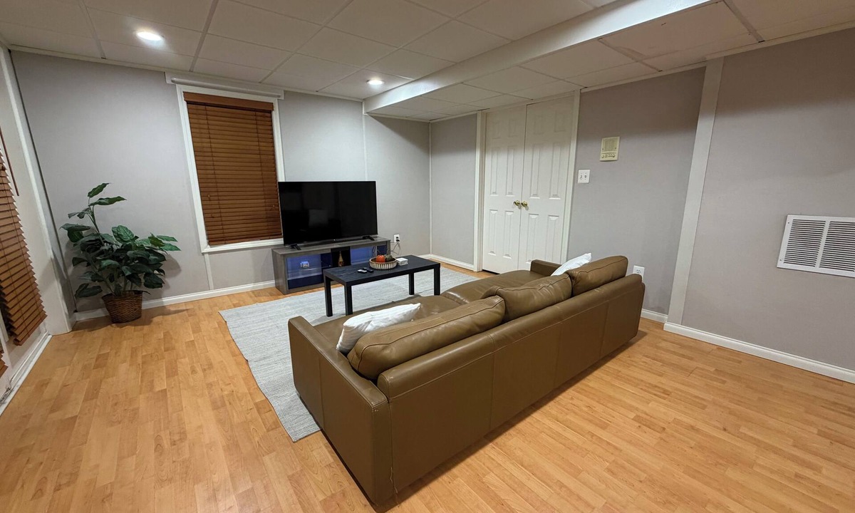 Aquia Harbour Apartment | Cozy 1-Bedroom 1bathroom with private entrance Basement Apt in Gated community