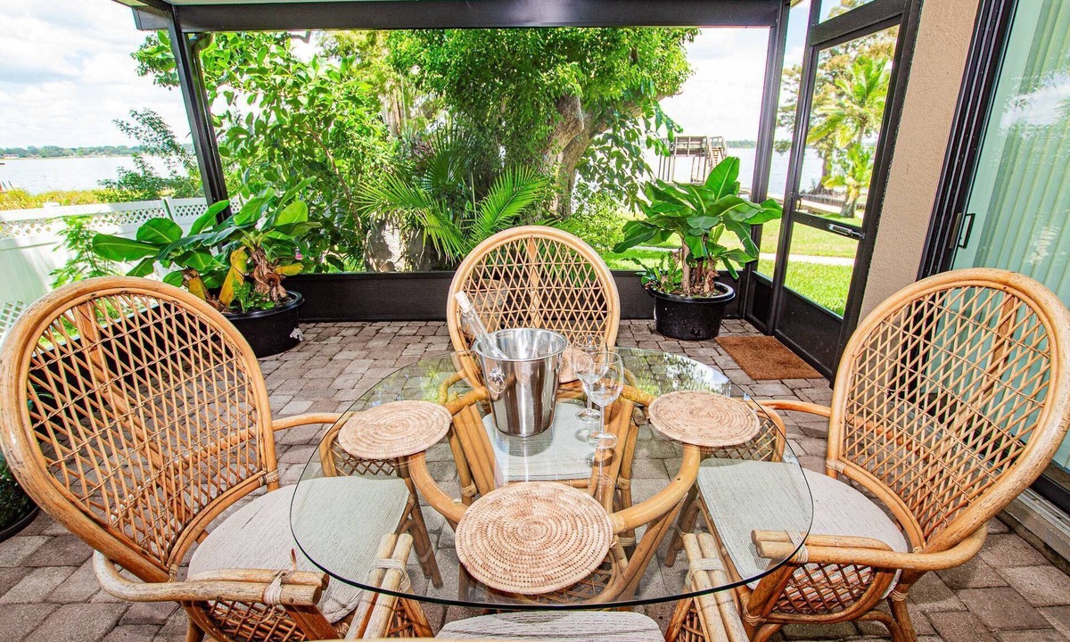 Winter Haven Apartment | Cozy 1 BR Apt on Lake Howard with Lanai Patio, Dock & Kayaks