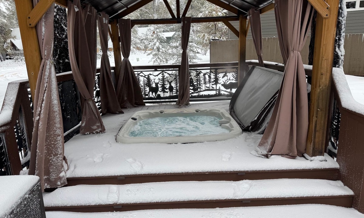 Munds Park Cabin | Cozy 3-Bedroom + Loft Mountain Retreat with Covered Hot Tub Near Flagstaff