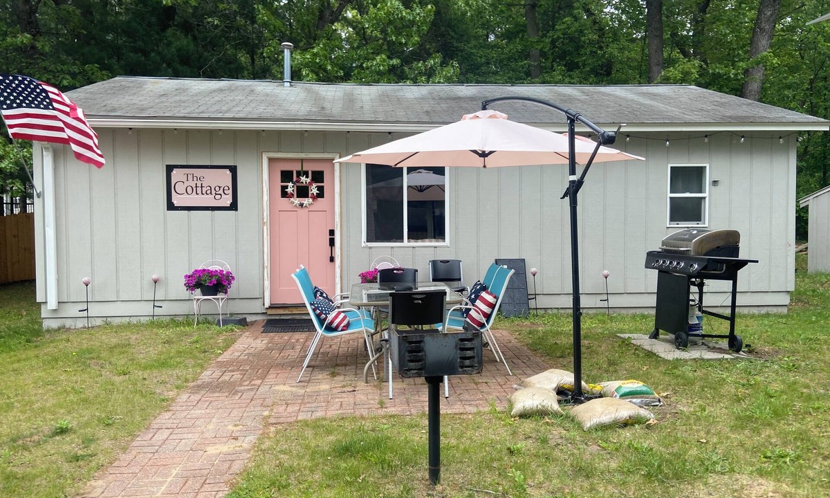 Mason County Cottage | Cozy 4-bedroom Cottage on Long Lake for relaxing stays