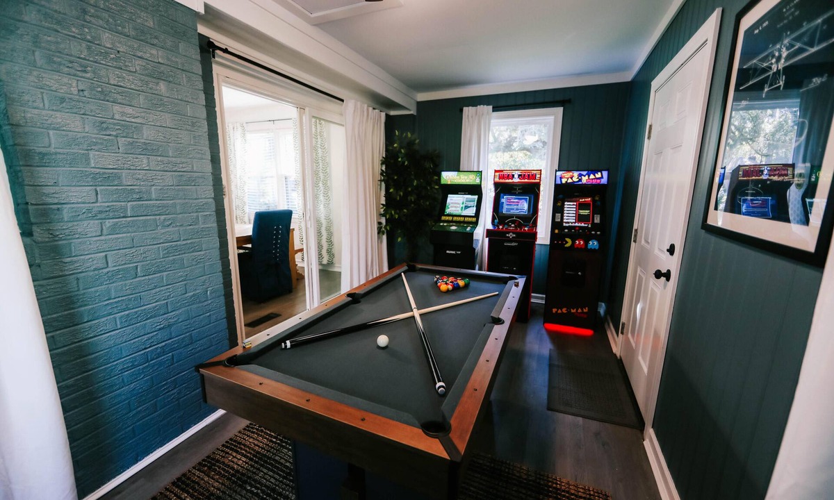 Mossy Oaks House | Cozy 5 BR/3-Bath home near Parris Island/Downtown Beaufort - Game Room, Fire Pit