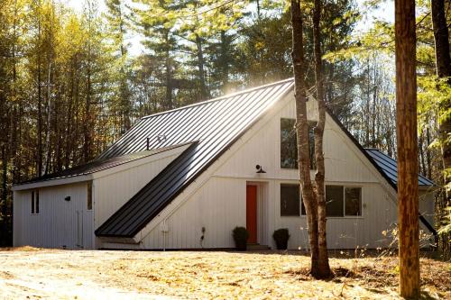Jamaica Ski Chalet | Cozy A-Frame Cabin with Hot Tub & Sauna near Stratton Mountain, Vermont