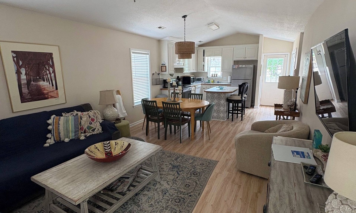 Tranquil Harbour Cottage | Cozy Beach Cottage DM for winter prices king beds