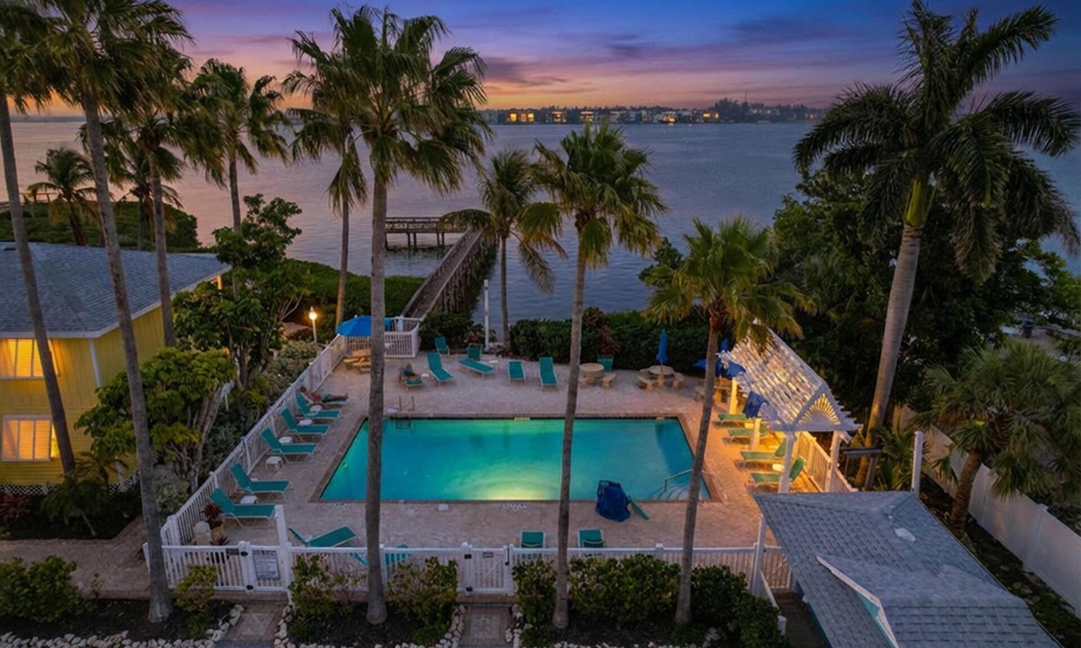 Bradenton Beach Cottage | Cozy Beachside cottage at Tradewinds/1BR/POOL/steps to beach.Unit1 available too
