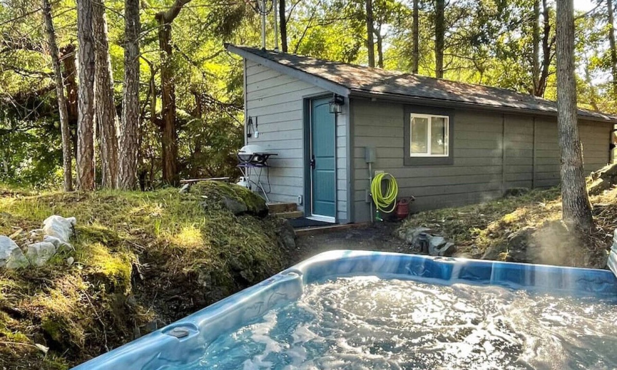 Regional District of Nanaimo House | Cozy Cabana with Large Outdoor Hot Tub