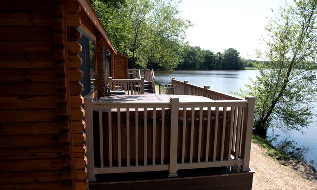 Spotsylvania House | Cozy Cabin with Hot Tub and Beautiful Views of Cool Springs Lake for an Unforgettable Experience in Virginia