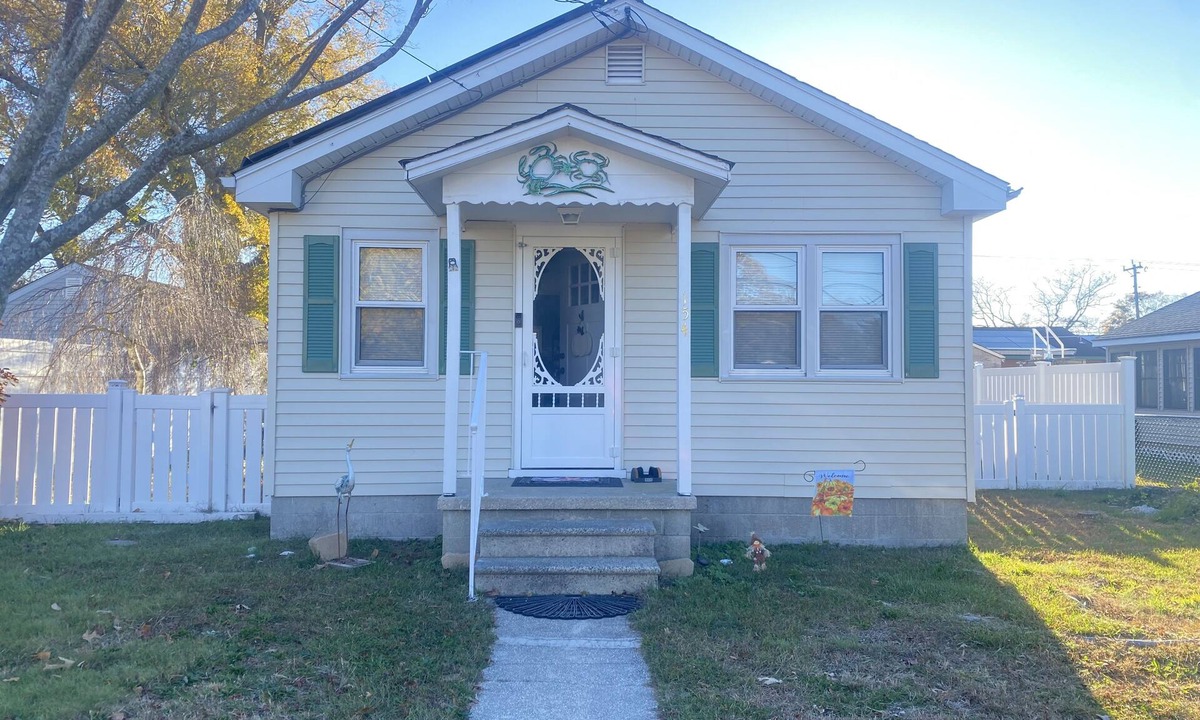 Villas Cottage | Cozy Cottage 1 & 1/2 blocks from bayside beach! Near dining, golf & shops!