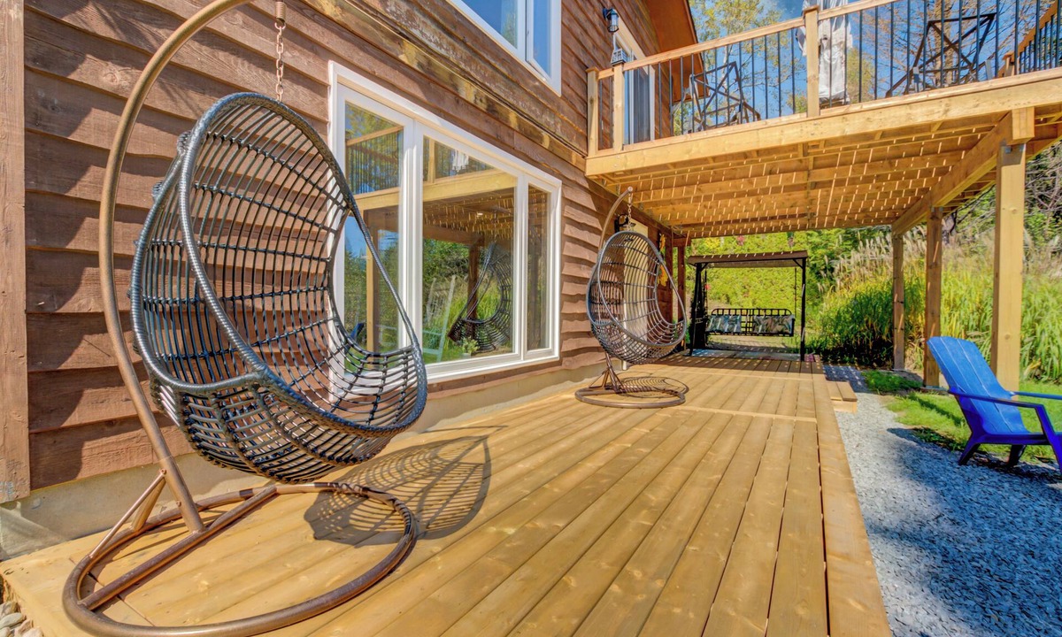 Minden Cottage | Cozy Cottage on the River w/firepit, super close to hiking and cliff diving