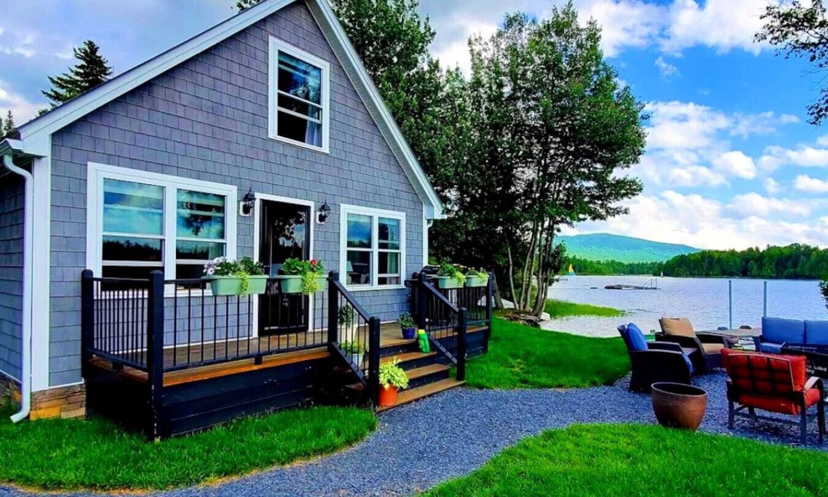 Greenville Cottage | Cozy cottage Right On The Water.