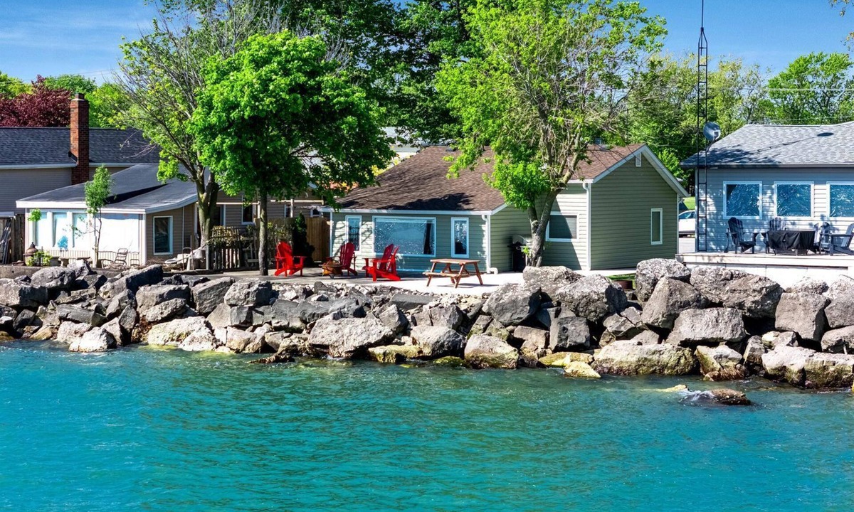 Leamington Cottage | Cozy Cottage with Beautiful Views of Lake Erie from the Private Deck in Kingsville, Ontario