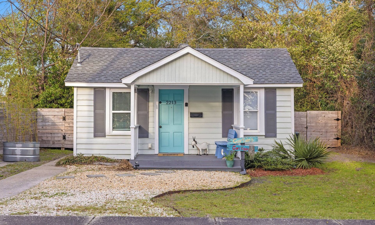 Wilmington Cottage | Cozy cottage with hot tub, private yard and close to everything in Wilmington