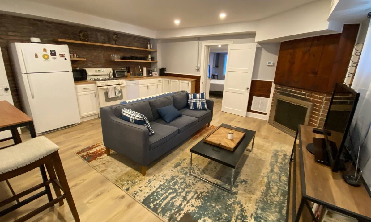 Brightwood Park House | Cozy English Basement minutes walk from Fort Totten Metro