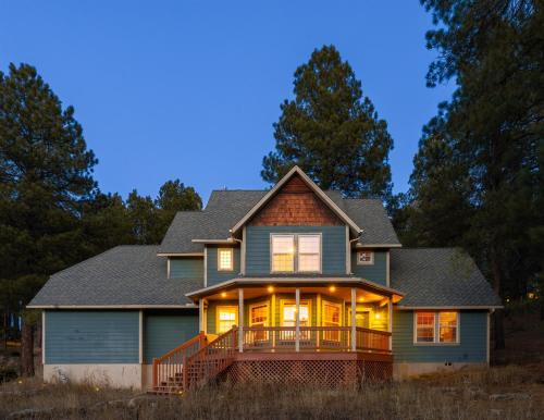 Kachina Village House | Cozy Family Cabin Deck & Fire Table Sleeps 10