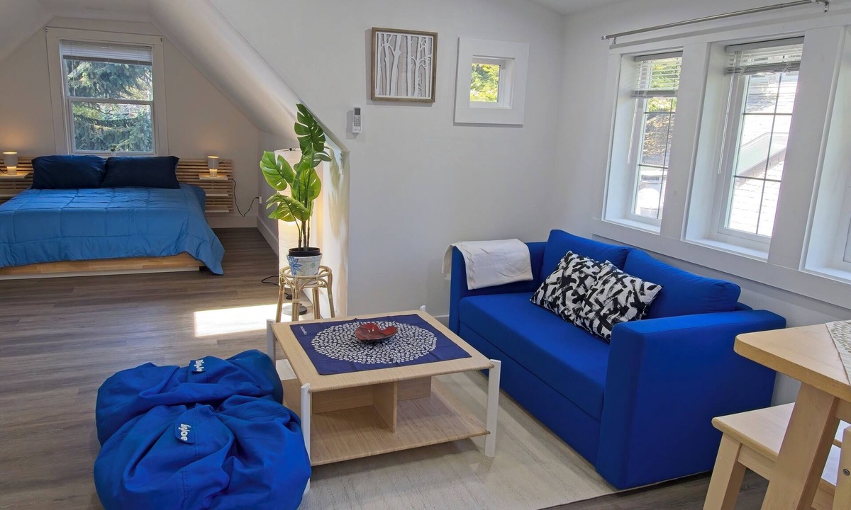 Lake City House | Cozy house close to Lake Washington with AC and a front and back yard