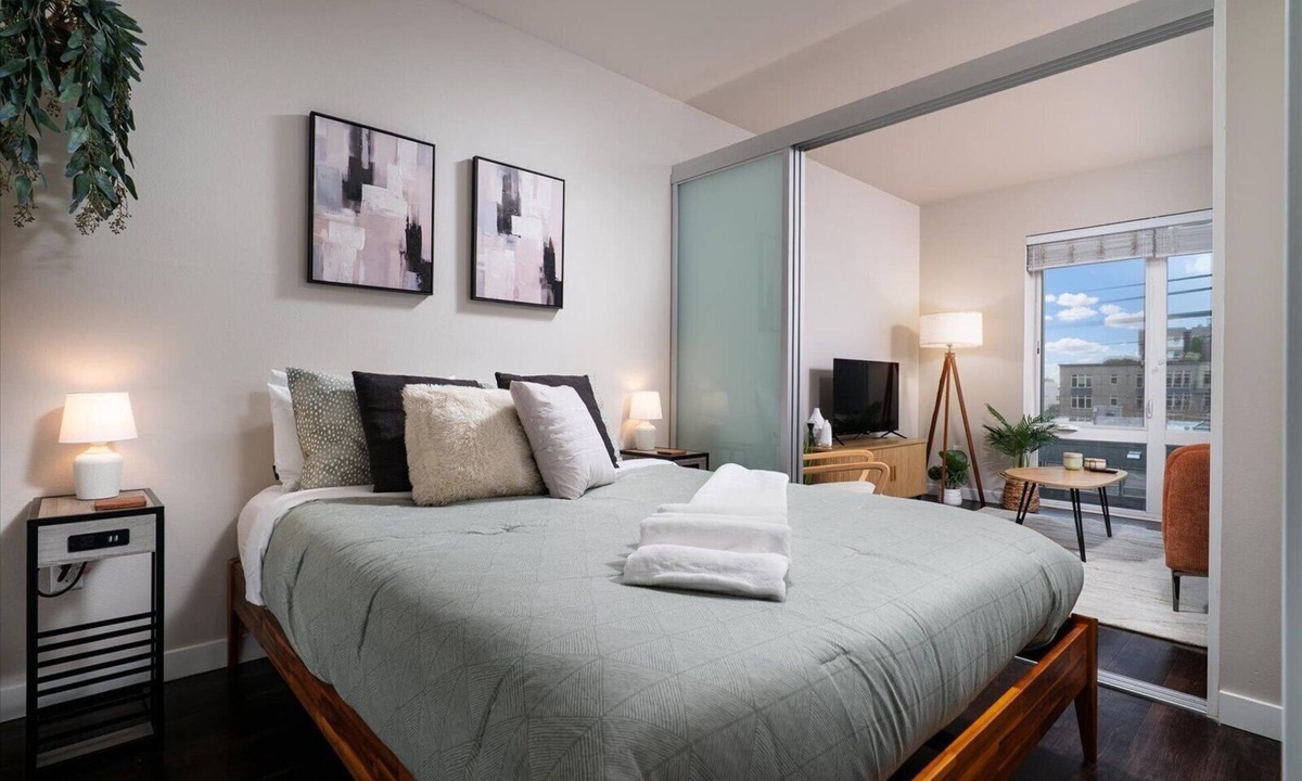 Lower Queen Anne Apartment | Cozy in Queen Anne 94 Walk Score Free Parking!