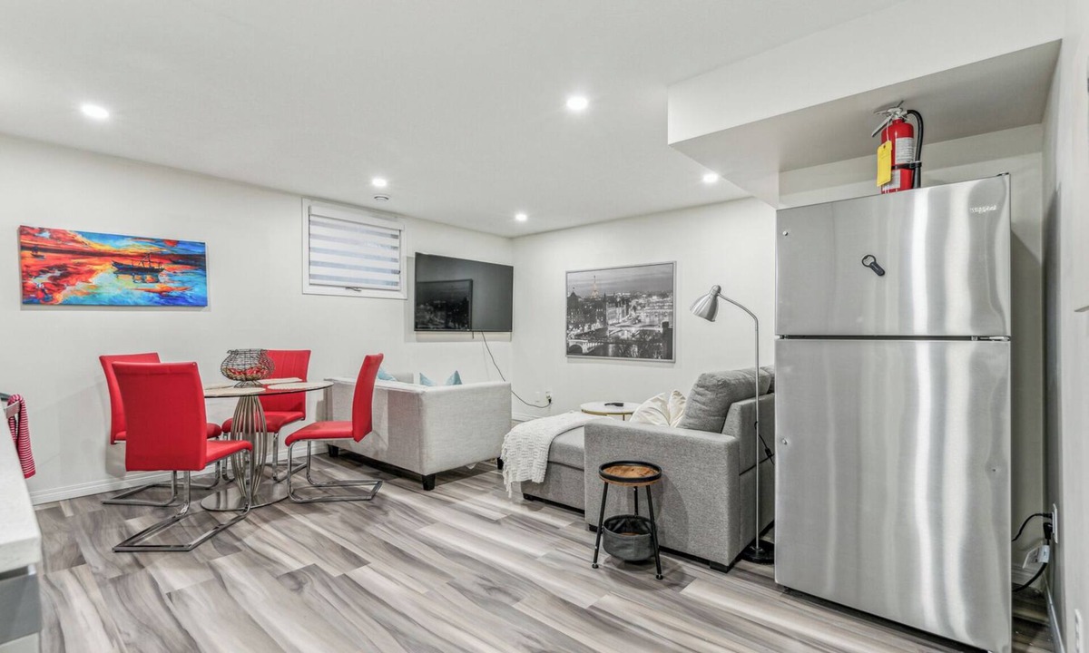 Hillhurst House | Cozy Kensington Suite | Sleeps 6 | 1BR + Sofa Bed