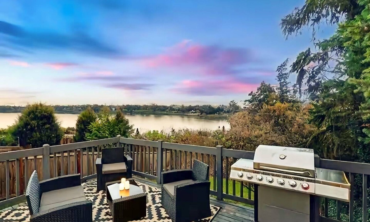 Cedar Heights House | Cozy Lakeview Retreat 4-bedroom house in lovely Seattle
