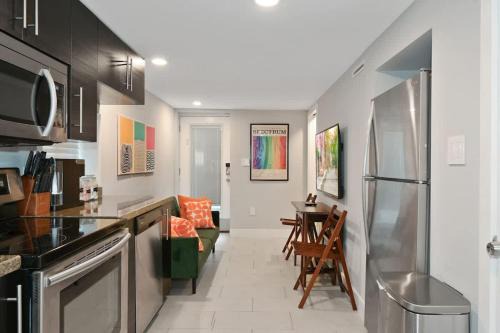 Park View House | Cozy Mid-Century Apartment Steps From Restaurants #DCottage