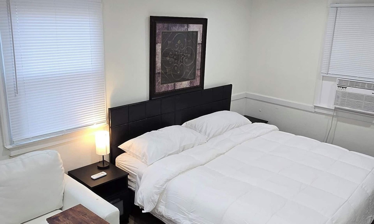 Manassas Park House | Cozy Private Room with Full Bathroom, Wi-Fi, and TV!