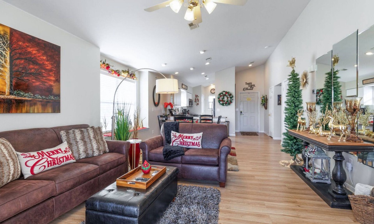 Branson Condo | Cozy Retreat with Outdoor Pools & Golf Views at Holiday Hills Resort