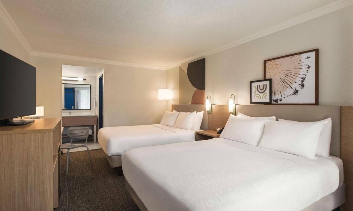 Sarasota Hotel | Cozy Room w/Free Breakfast & Pool, Minutes from Siesta Beach, Parking
