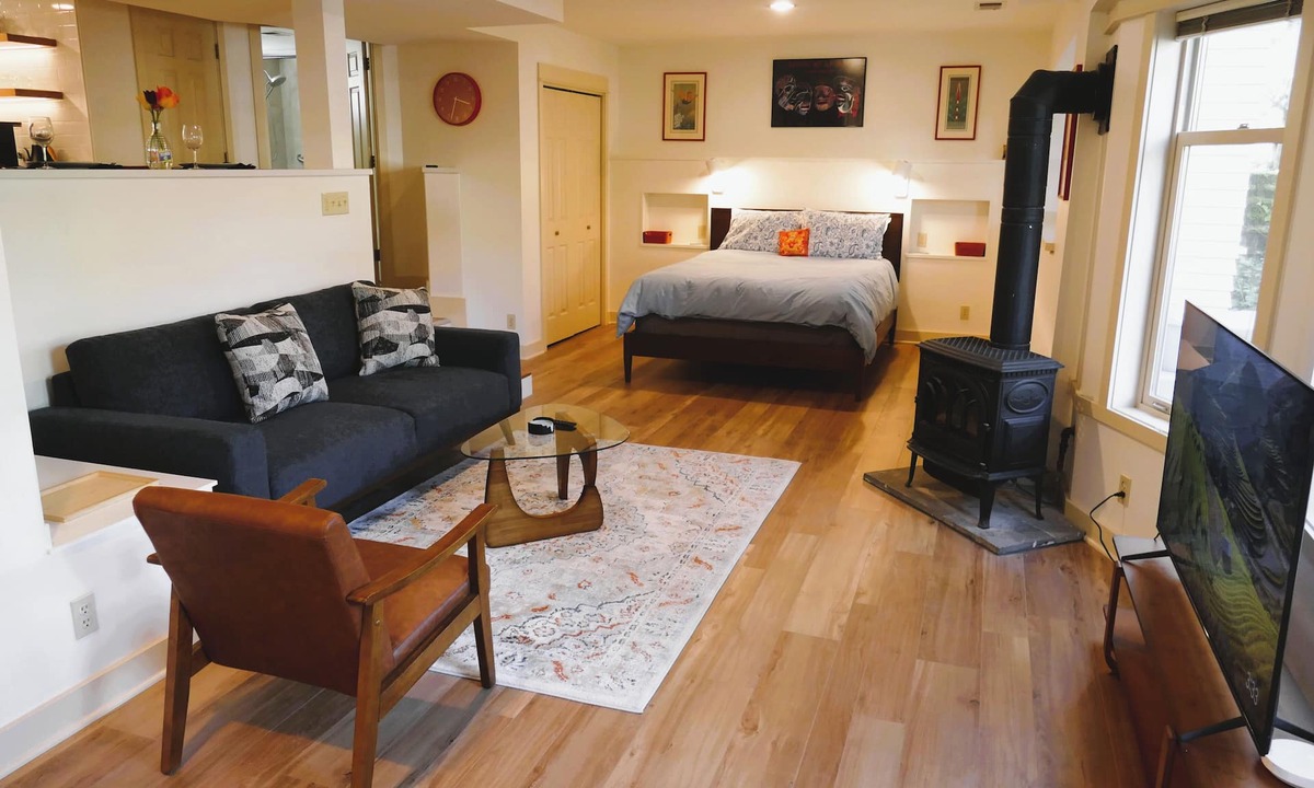 Wallingford Apartment | Cozy studio near peaceful Green Lake perfect for your city getaway