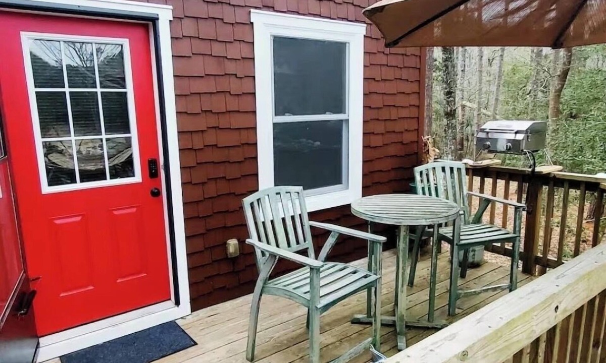 Jarvisburg Cottage | Cozy Tiny House -close walk to quaint neighborhood beach!