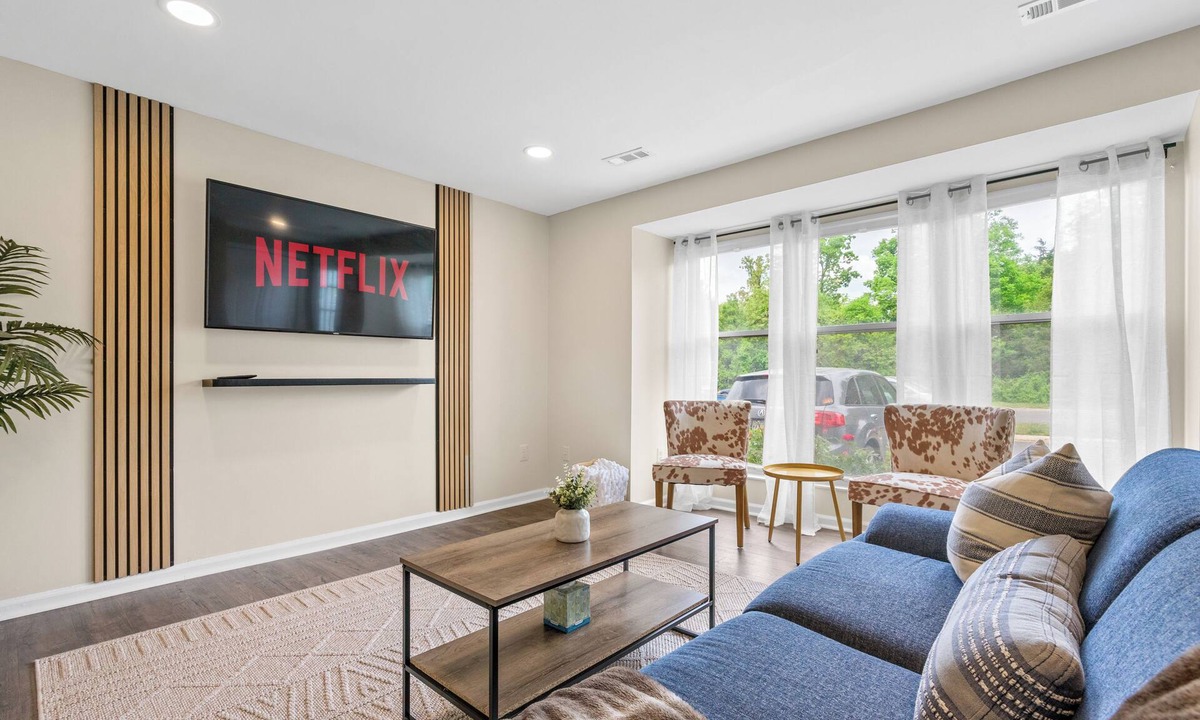 Potomac Falls House | Cozy Townhome - 7 min from Dulles Aiport/35 min to DC!