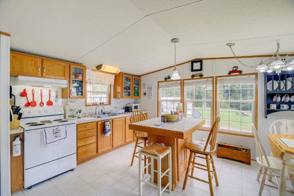 Max Meadows House | Creekfront Max Meadows Mobile Home with Deck!