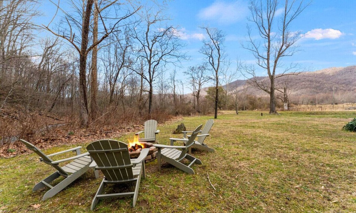 Haywood House | Creekside Cottage - Near hiking + fishing