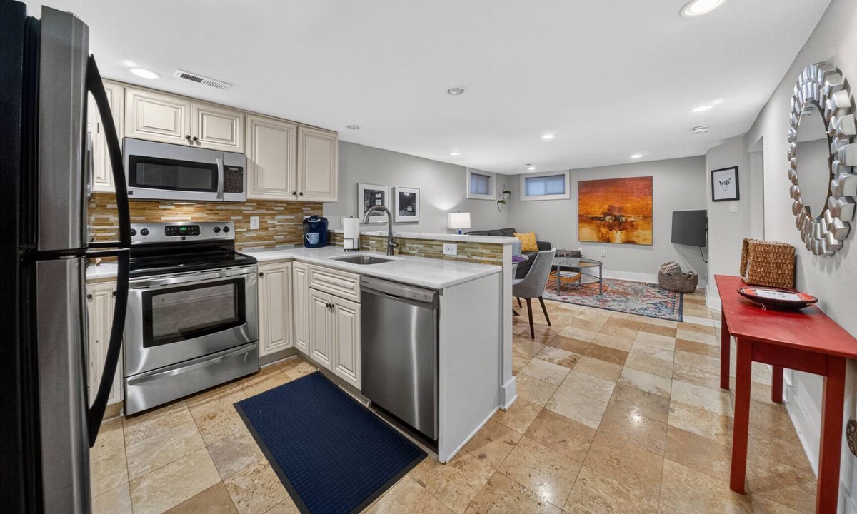 Crestwood Hotel | Crestwood Manor - An urban oasis with Free Parking