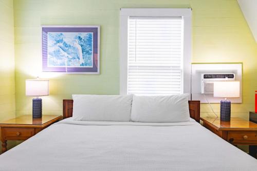 Key West Historic District Apartment | Curry House - Pool, King Bed & Balcony! Room 7