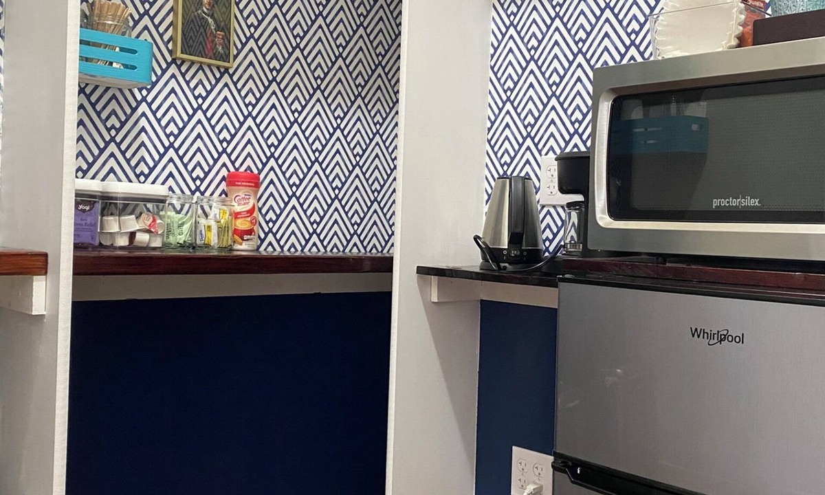Del Ray Apartment | Cute Room, Parking, Kitchenette & Deck in the Heart of Del Ray!