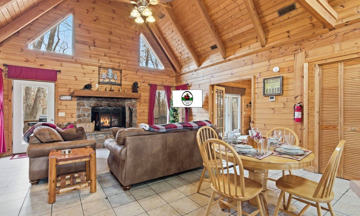 Branson Cedars Cabin | Dakota Cabin Hot Tub Retreat Near Thunder Ridge Sleeps 6