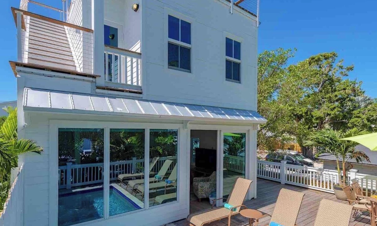 Uptown - Upper Duval House | *DANCE OF THE BUTTERFLIES @ SOUTHERNMOST* New Home & Pool + LAST KEY SERVICES.