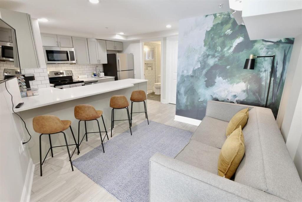 Hill East Apartment | Darling Apartment in Capitol Hill - TWO min to Metro