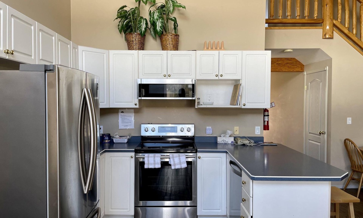 East Kootenay Resort | Deluxe 3 Bedroom Condo 2 Bath- NO PETS