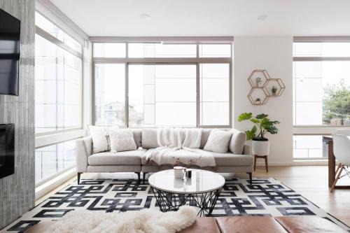 Judkins Park House | Designer Urban Retreat w Rooftop Deck & Fireplace