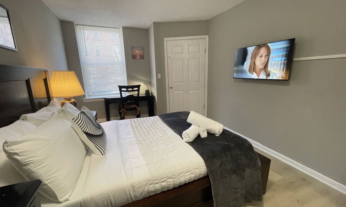 Upper Fells Point House | Discover Charm City from a Cozy Retreat