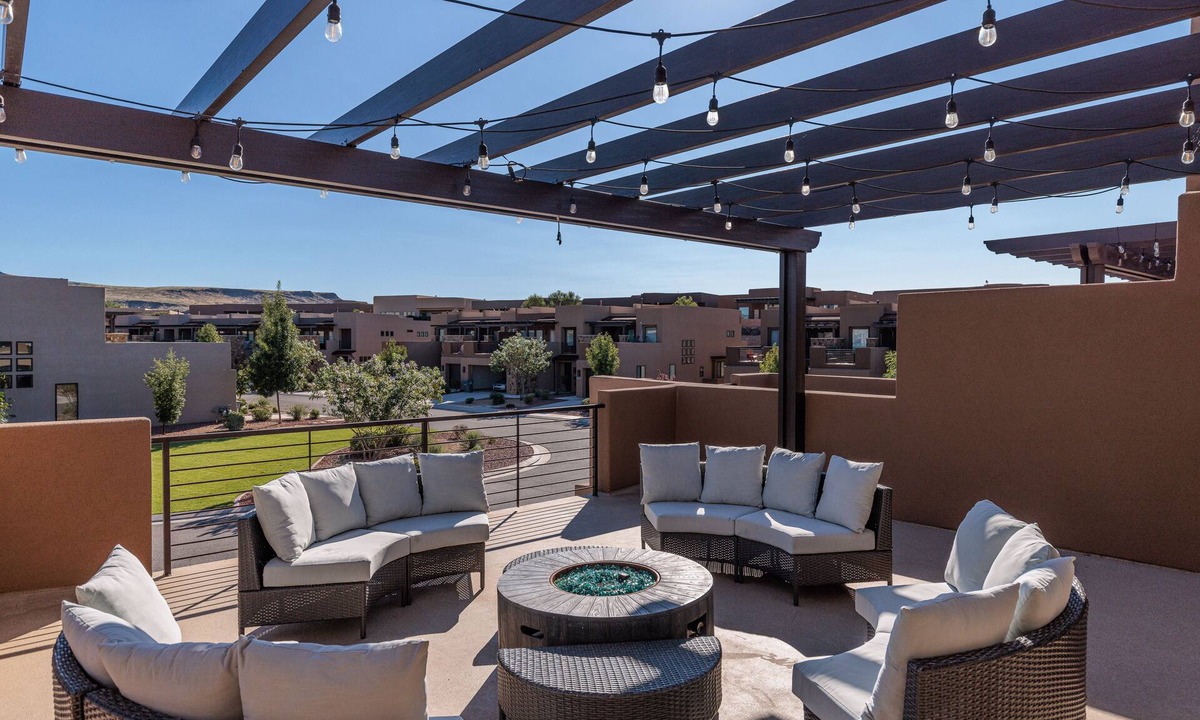 St. George Villa | Dog-Friendly 4BR Sleeps 16 - Red Rock View Deck