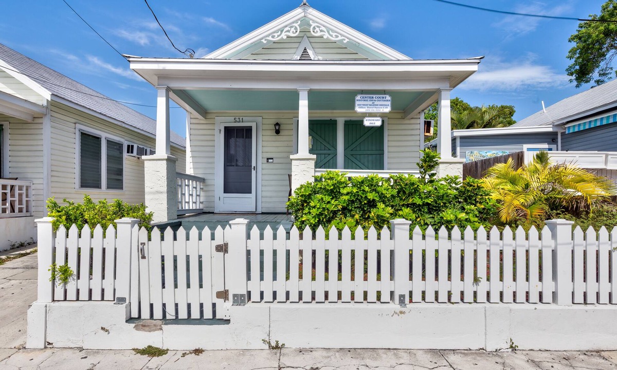 Old Town Cottage | Dog-Friendly Cottage with Private Hot Tub & Garden - Great Downtown Location