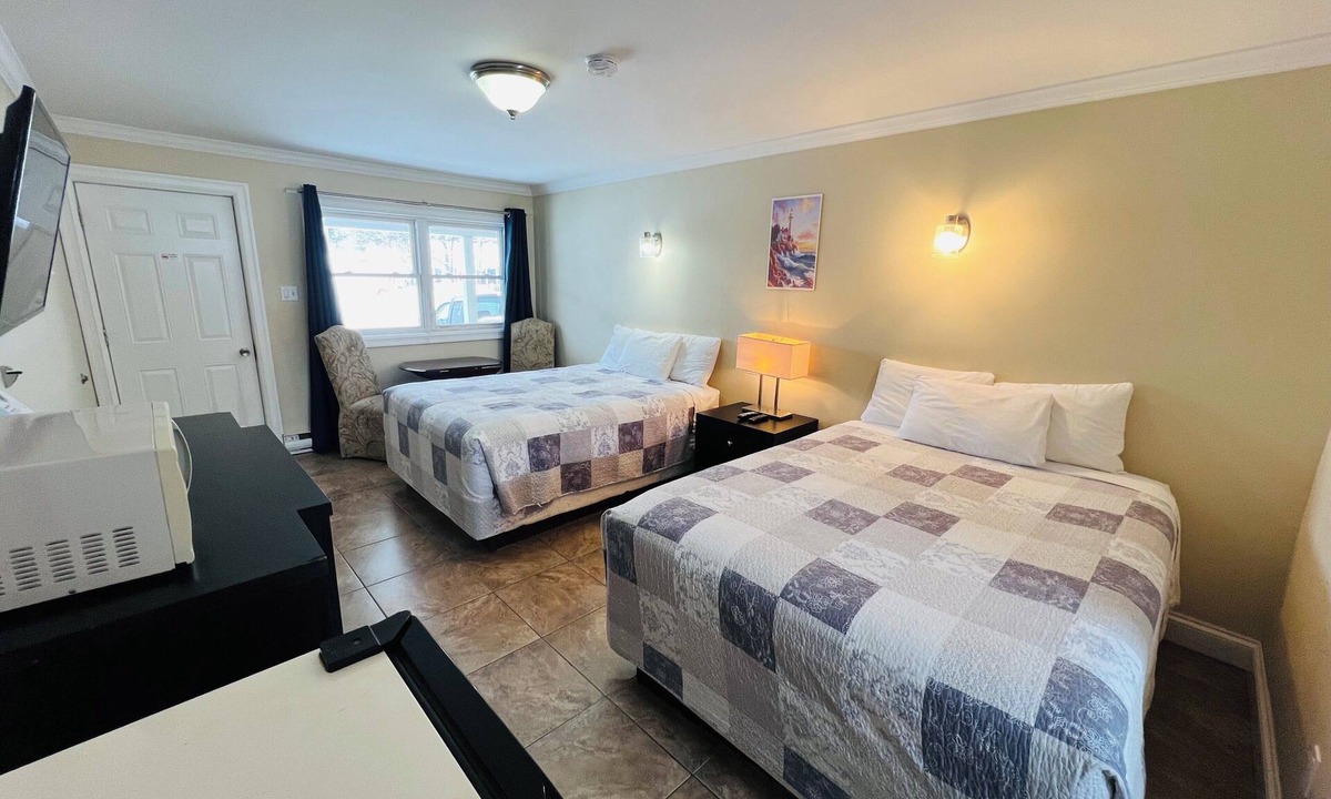 Pictou Hotel | Dolan's Inn & Suites