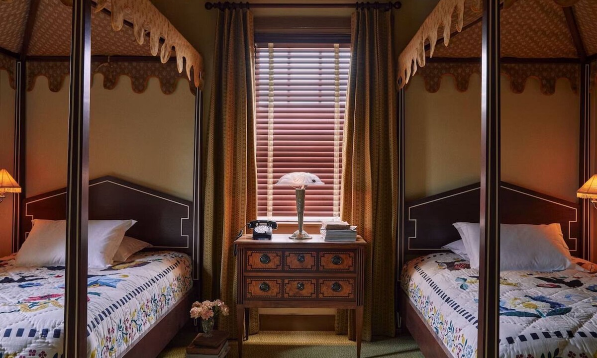 Mount Vernon House | Double Delight at Ulysses Hotel: Unique Decor & On-Site Dining in Downtown