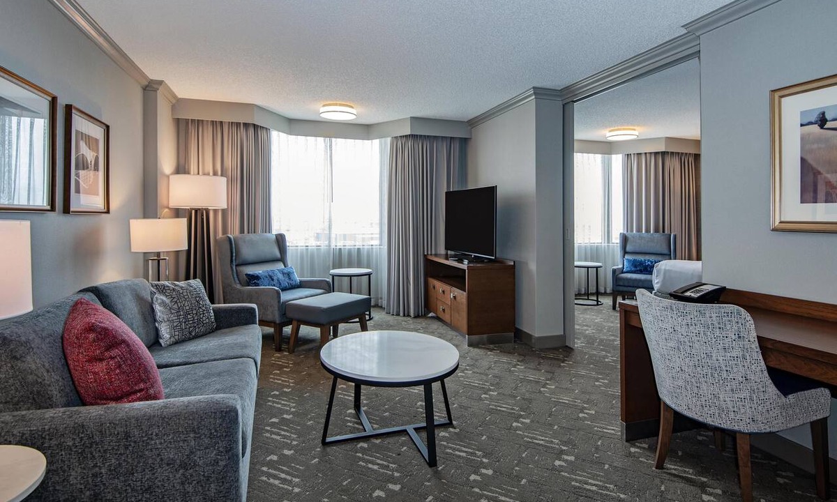 Jasper Place Hotel | DoubleTree by Hilton Hotel West Edmonton