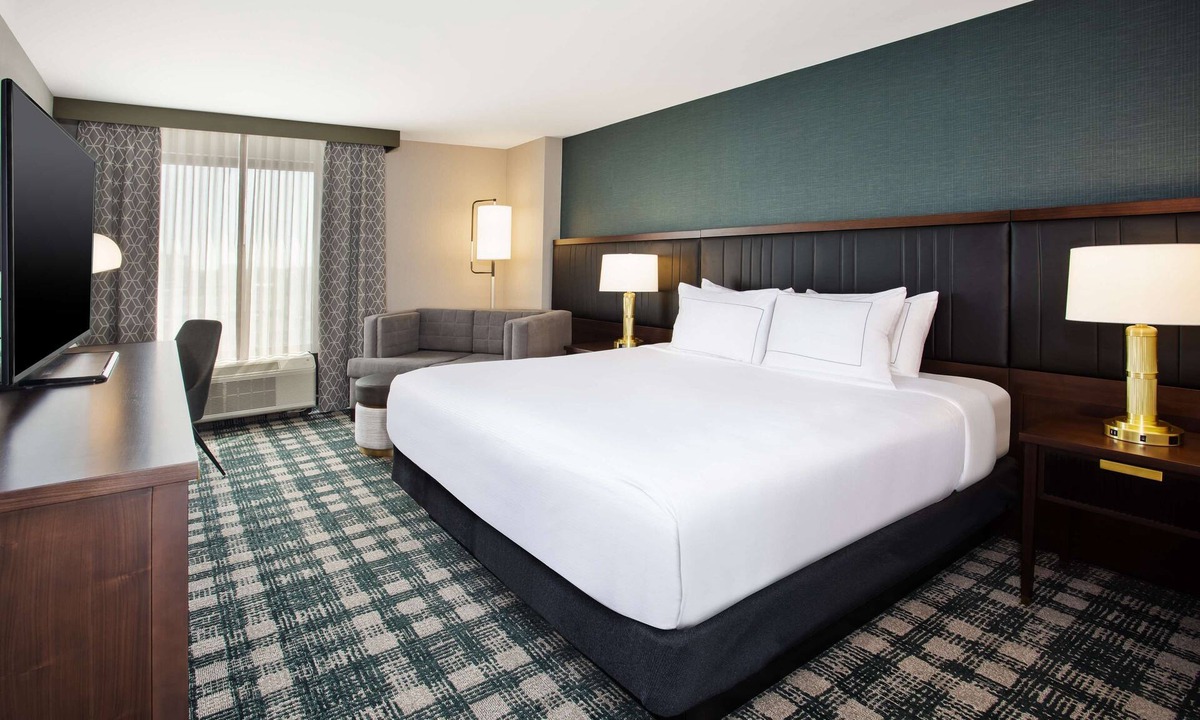 Downtown Hotel | DoubleTree by Hilton Lansing