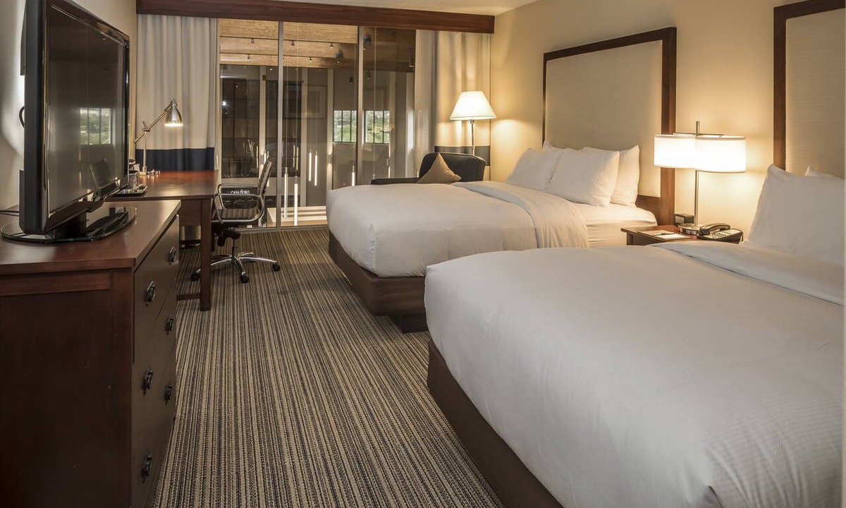 Mars Hotel | DoubleTree by Hilton Pittsburgh - Cranberry